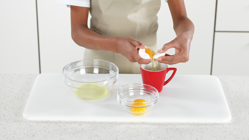 Nå skal du skille egg, fordi du kun skal bruke eggehvite. Finn frem en kopp og to skåler. Start med å knekke egget over koppen.