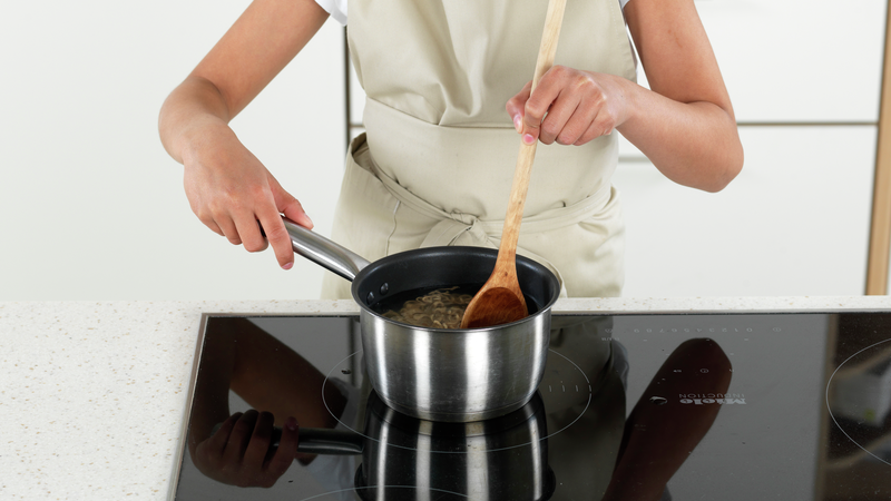Ha nudlene i det kokende vannet. Rør litt rundt med en sleiv. Skru ned varmen til middels, slik at det ikke koker over.