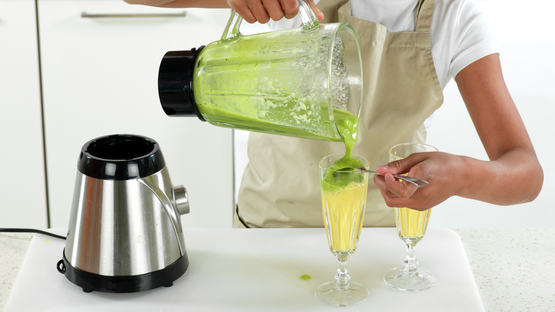 Hell den grønne smoothien over i glassene. Det er lurt å helle smoothien forsiktig over en skje (da er det enklere å lage to lag). Dryss over havregryn. Nå er det bare å kose seg!