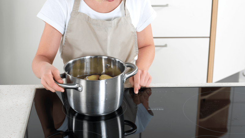 Sett kjelen på kokeplaten og skru på full varme. Når det koker, skru ned varmen til middels slik at det ikke koker over. Kok potetene i 20 minutter.