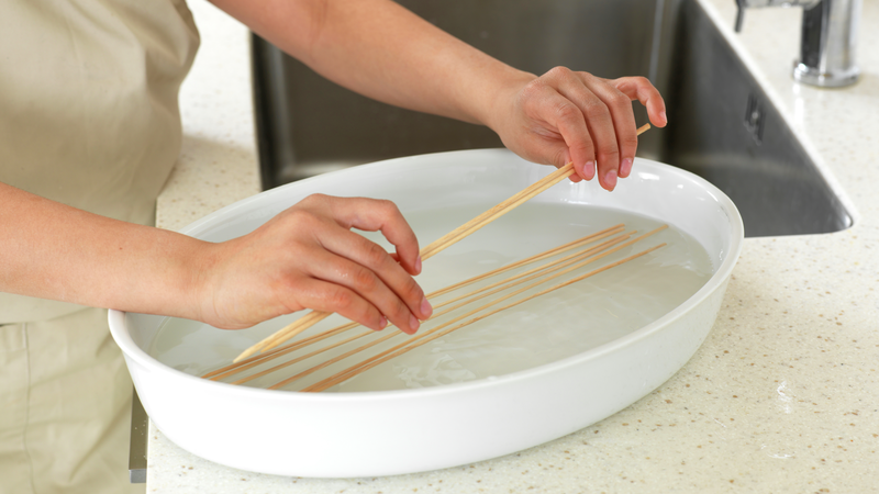 Tips: Hvis du bruker trespyd, start med å legge dem i vann (bruk en stor form, skål eller fyll en ren vask med vann). Trespydene bør ligge i minst 15 minutter før du bruker dem, så de ikke begynner å brenne på grillen. Det går også an å koke dem litt i en stor kjele.
