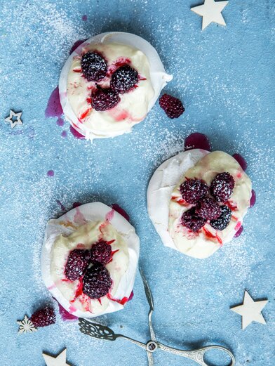Mini pavlova med lune bjørnebær