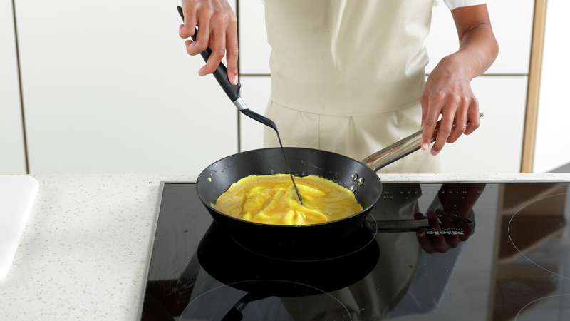 Skyv eggeblandingen inn mot midten av stekepannen når den begynner å stivne.