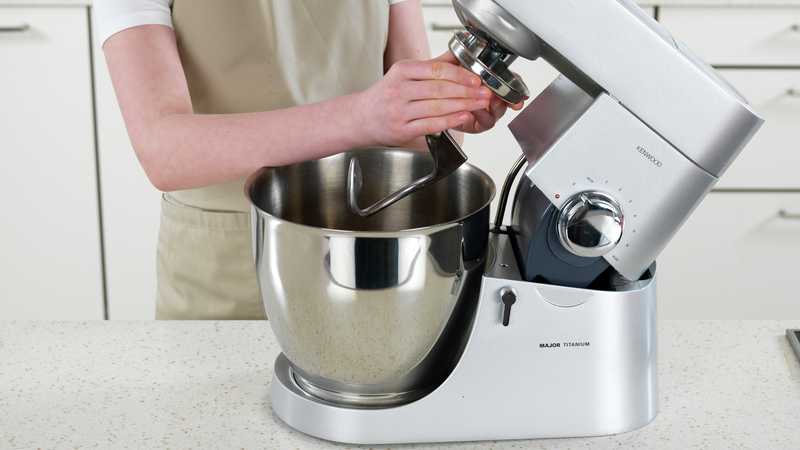 Gjør klar kjøkkenmaskinen. Bakebollen skal være ren. Sett en eltekrok i kjøkkenmaskinen, som skal brukes til å elte deigen.