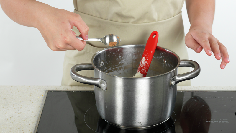 Når sausen har tyknet kan du ha i krydder (salt, hvit pepper og muskatnøtt), og bland det inn.