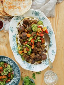 Kjøttboller med ovnsbakte poteter og tahini yoghurt