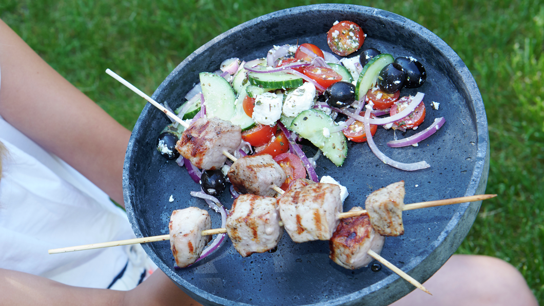 Grillspyd med svinekjøtt og gresk salat