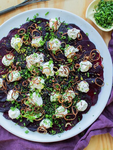 Carpaccio av rødbeter med fetakrem
