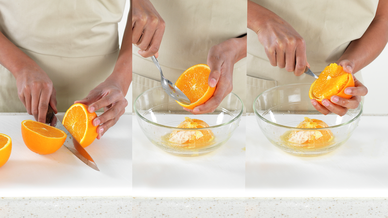 Når du har delt dem i to: Skrap ut appelsinkjøttet, ved å presse en skje ned mellom skallet og fruktkjøttet. Gjør dette over en bolle, da det kan bli klemt ut en del saft. Skallet kan du spare på, da de er kjempefine å bruke som små skåler.