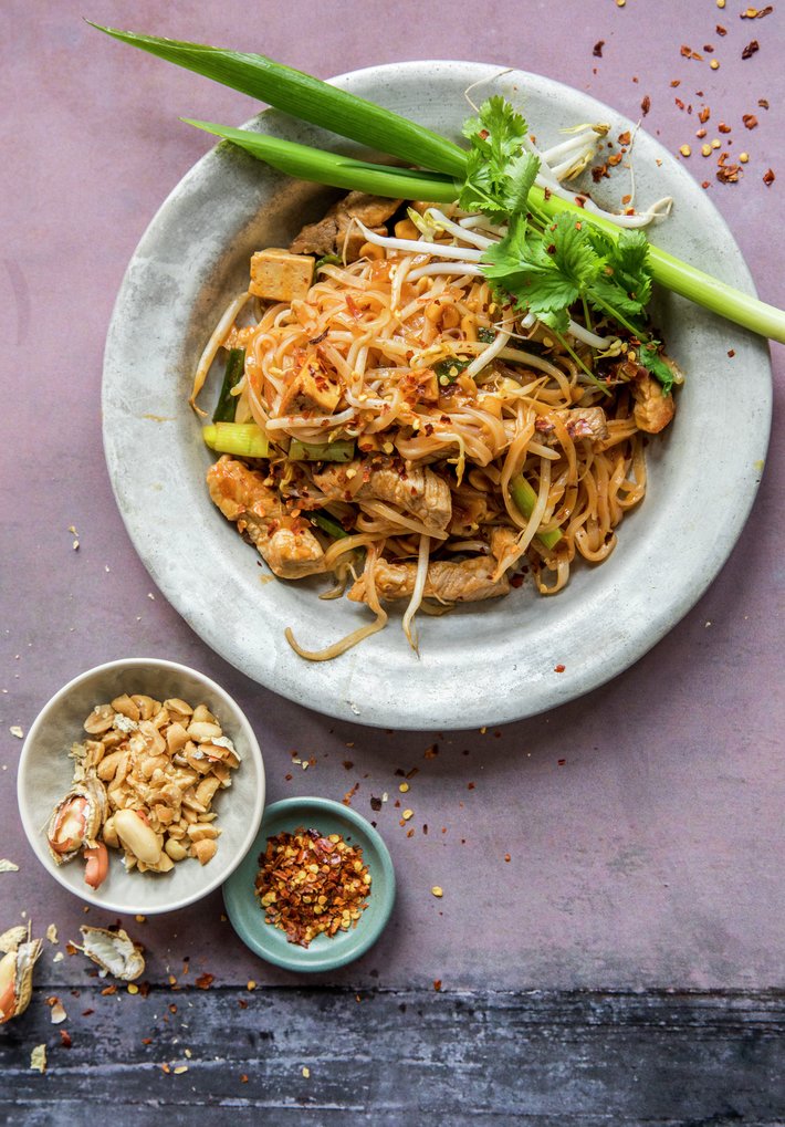 Pad Thai - stekte nudler med svinekjøtt - høydebilde
