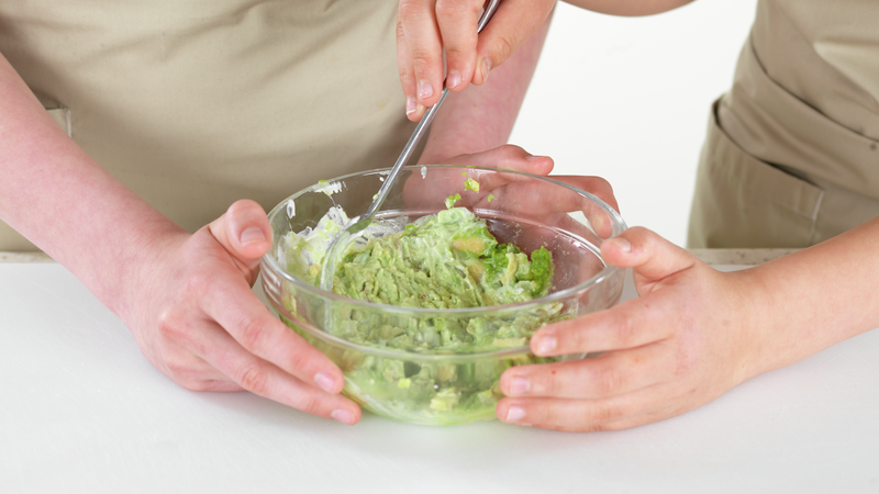 Mos sammen blandingen med en gaffel til du får en jevn konsistens på guacamolen.