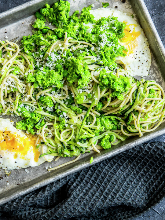 grønn pasta med stekt egg