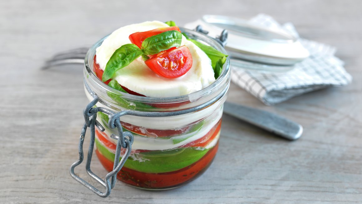 Tomat- og mozzarellasalat på glass