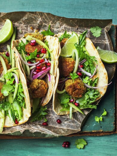 Tortilla med falafel, agurksalat, granateple, lime og koriander