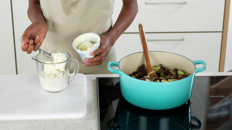 Rør sammen rømme, melk og hvetemel, slik at det blir en fin og klumpefri blanding.