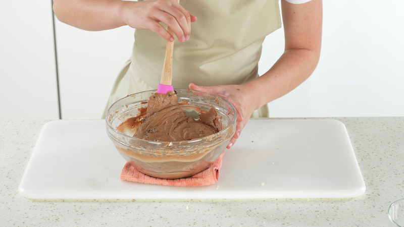 Ha sjokoladebitene i muffinsrøra og vend forsiktig inn med en slikkepott.