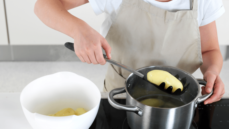 Skru av platen. Ta potetene ut av det varme vannet med en pastasleiv og legg dem i en bolle til servering. Server fisken med potetene og sausen fra formen.