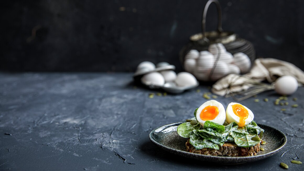 Kokt egg på spinatkrem, toppbilde kampanjeside fra egg til sunne hverdager