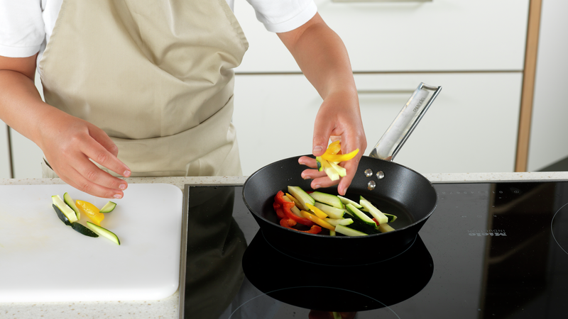 Når pannen er varm kan du ha i grønnsakene. Stek dem på middels varme i 2-3 minutter, til de er blanke.