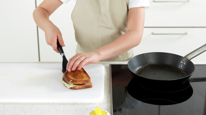 Løft sandwichen forsiktig ut av stekepannen og over på en fjølen.