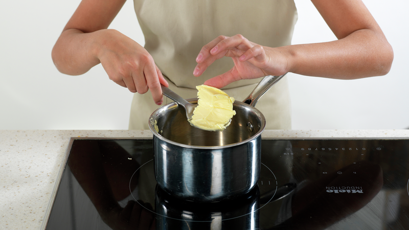 Mål opp margarin eller smør, og ha det i en liten kjele. Skru stekeplaten på middels varme og la det smelte.