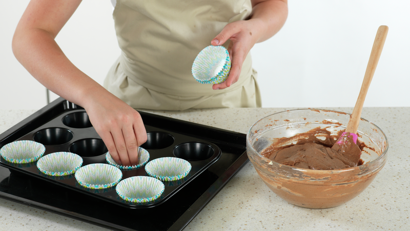 Sett muffinsformer på et stekebrett. Bruk gjerne doble former eller et muffinsbrett slik at muffinsene holder fasongen bedre.