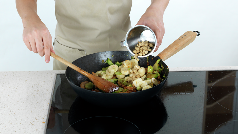 Ha i banan og nøtter. Vend det inn i wok blandingen.