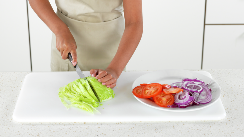 Skjær av den mengden salat du trenger, og skjær salaten i tynne skiver. Legg sammen med resten av grønnsakene.