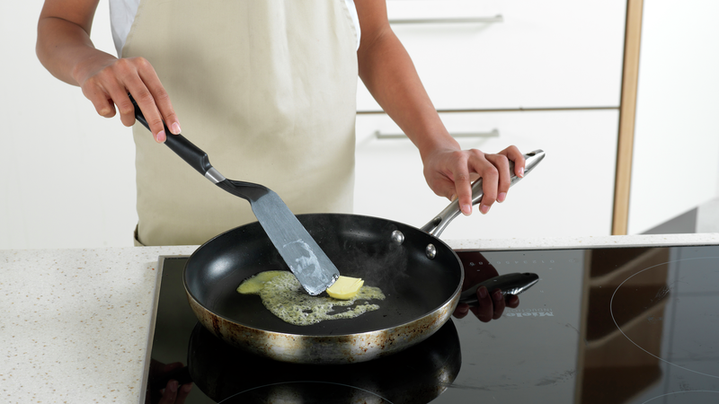 Sett en stekepanne på platen og skru på høy varme. Ha i margarin eller smør.