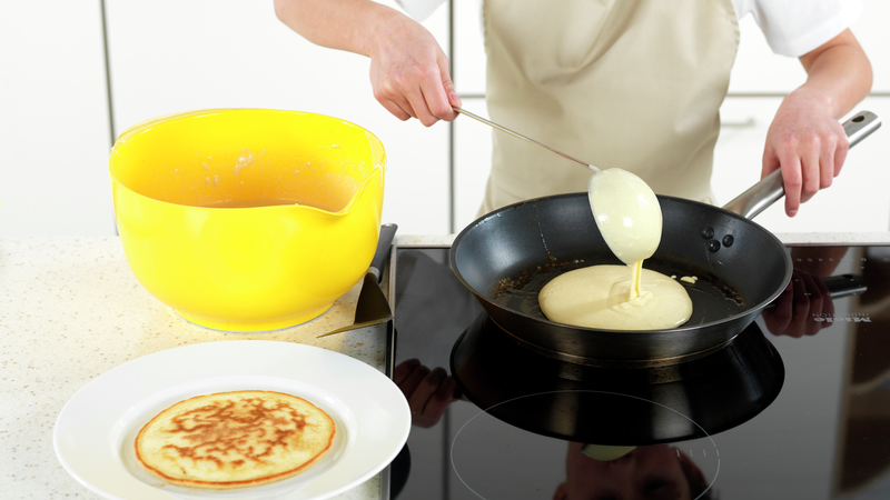 Bruk en øse og hell litt pannekakerøre i stekepannen, når smøret har sluttet å bruse. Pannekakene skal være litt mindre og tykkere enn vanlige pannekaker.