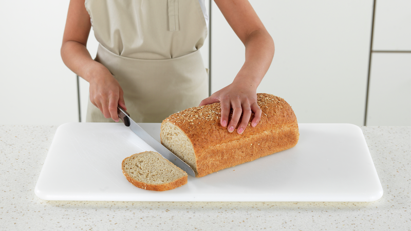 Skjær brød i skiver.