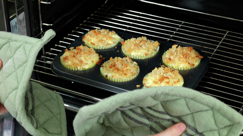 Finn frem grytekluter, og ta muffinsbrettet ut av ovnen. Sett muffinsene til avkjøling oppå et gryteunderlag eller noe annet som tåler varme.