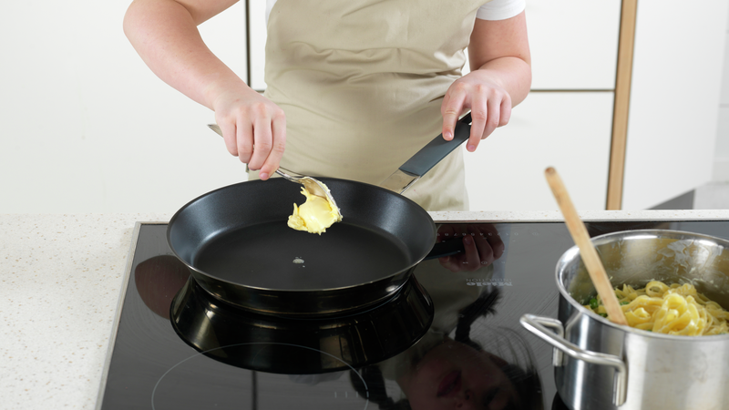 Sett en stekepanne på en plate og skru på høy varme. Ha i margarin eller smør.