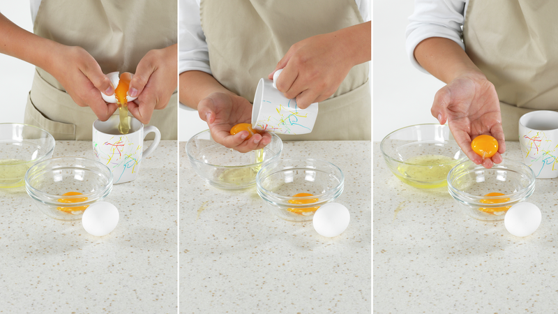 Nå skal du skille egg, fordi du kun skal bruke eggehvitene. Vask hendene. Start med ett egg og knekk det i en kopp. Hell egget over en skål, mens du bruker hånden din til å 