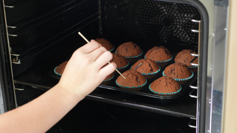 TIPS: For å sjekke om muffinsene er ferdig stekt kan du bruke en trepinne. Stikk pinnen i midten av muffinsen, hvis det ikke fester seg noe røre til pinnen, så er de ferdige.