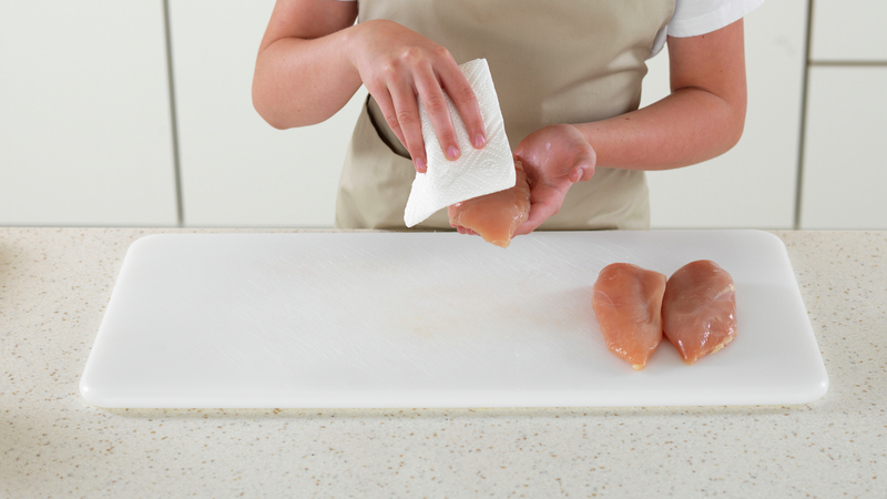 Nå kan du gjVask hendene dine, fjølen og kniven (eller bruk nytt utstyr). Tørk kjøttet med litt tørkepapir.