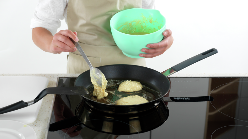 Når smøret har sluttet å bruse, bruk en spiseskje og ha røre i stekepannen. Her lager vi små lapper, så prøv å få plass til to eller tre i pannen samtidig.