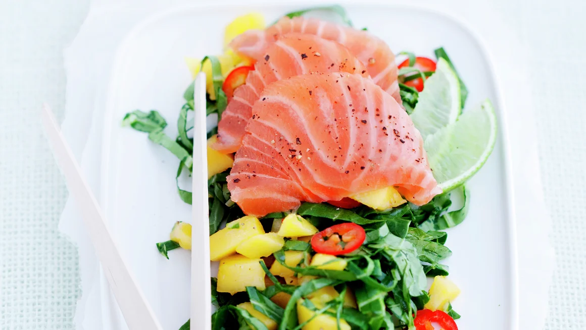 Salat med sashimi og mango