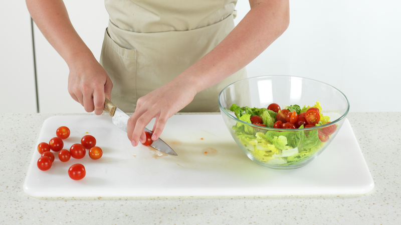Når lasagnen er i ovnen kan du gjøre klar salat: Vask tomater. Hvis salaten ikke er ferdigvasket må du gjøre det. Riv salat i mindre biter og ha i en bolle. Legg over litt cherrytomat, delt i to.