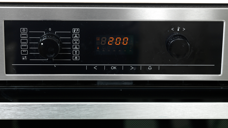 Ta ut alle stekebrett fra ovnen, slik at den er tom. Sett stekeovnen på 200 °C. Bruk under- og overvarme.