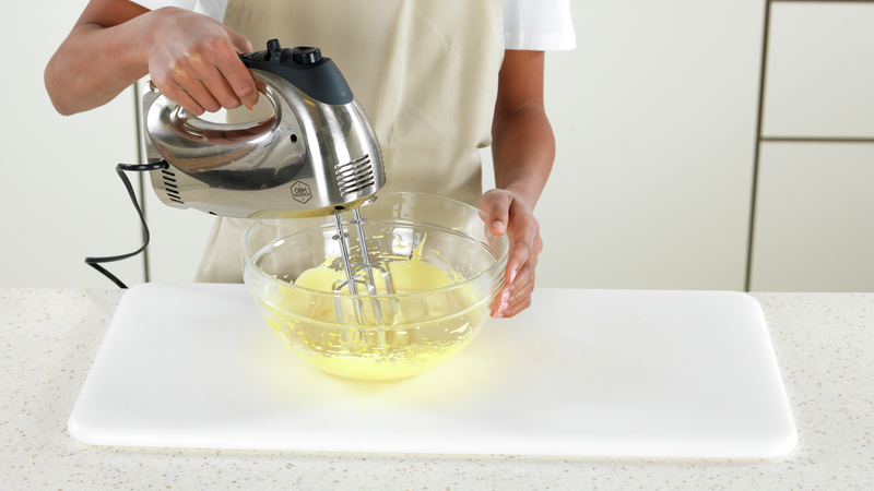 Visp eggeplommer, melis og vaniljesukker til stiv eggedosis.