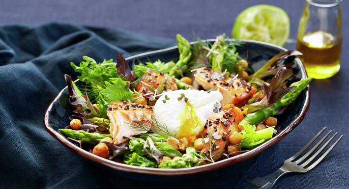 Grønn salat med ovnsbakt røkelaks og egg