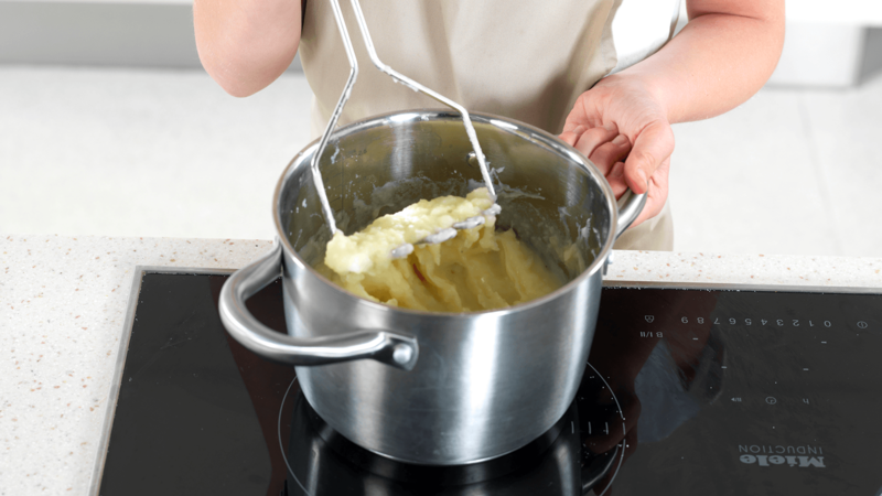 Bruk en potetmoser til å mose potetene. Nå er potetmosen klar. Hvordan går det med pølseformen?