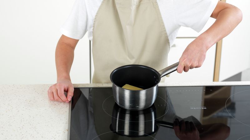 Mål opp smør, ha det i en liten kjele og sett kjelen på kokeplaten.