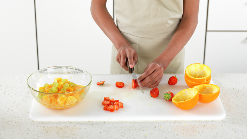 Skjær jordbær i små biter og ha i skålen.