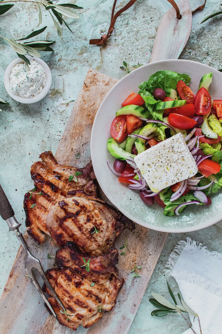 Sommerkoteletter med gresk salat