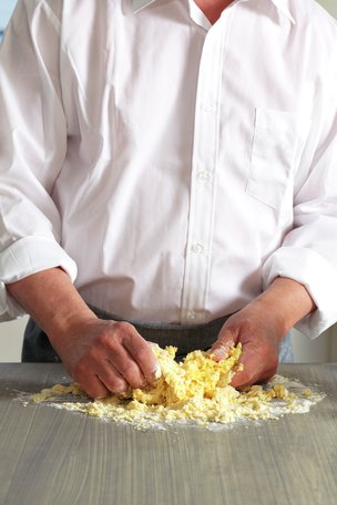 Mann lager pasta - bilde 2