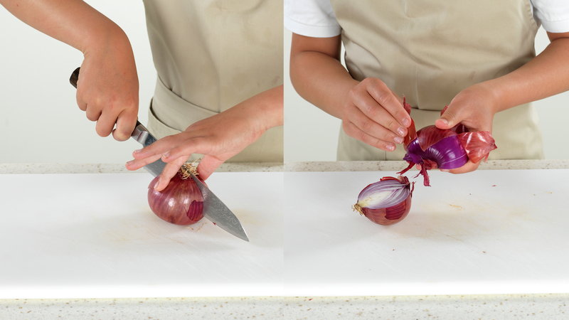 Start med å gjøre klar grønnsakene. Del løk i to og skrell den, slik som på bildet. Kast skallet i søpla.