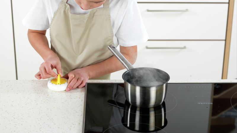 Skru kokeplaten på høy varme. Sett tidsuret på 7 minutter når vannet begynner å koke. Når det koker, skru ned varmen til middels slik at det ikke koker over.