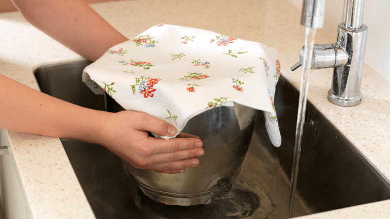 La deigen hvile under et kjøkkenhåndkle i 30 minutter på et lunt sted. For eksempel over en vask fylt med varmt vann, eller på badegulvet. Deigen skal heve slik at den blir ca. dobbelt så stor.